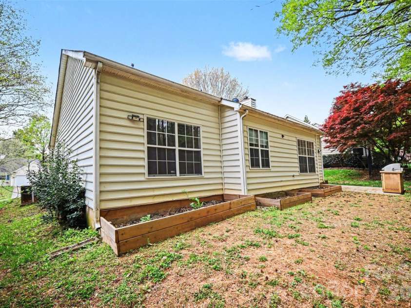 5806 Pennycross Lane, Charlotte, NC 28216.  MLS# CAR4363678, YatesRealty ID 20914. 