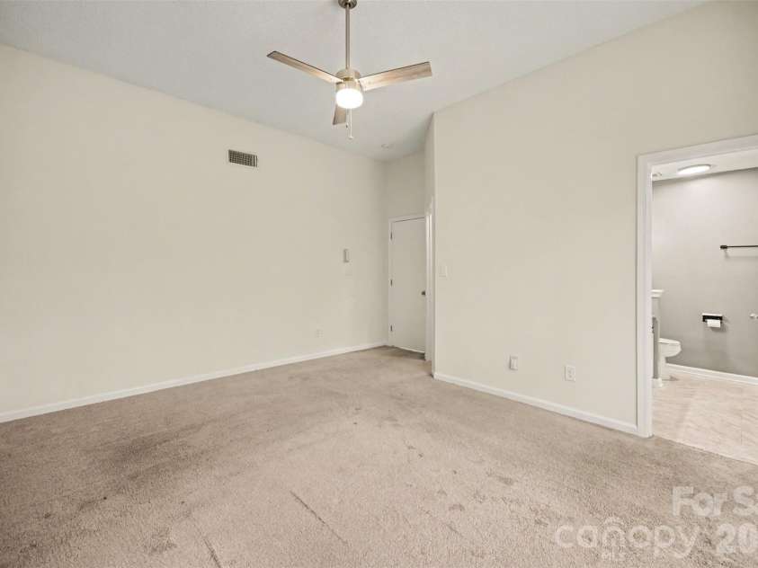 5806 Pennycross Lane, Charlotte, NC 28216.  MLS# CAR4363678, YatesRealty ID 20914. 