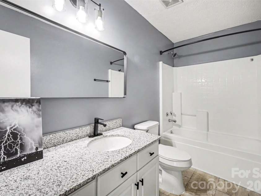5806 Pennycross Lane, Charlotte, NC 28216.  MLS# CAR4363678, YatesRealty ID 20914. 