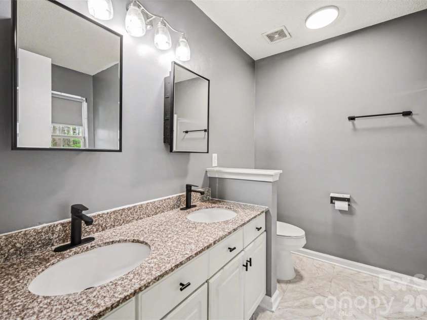 5806 Pennycross Lane, Charlotte, NC 28216.  MLS# CAR4363678, YatesRealty ID 20914. 