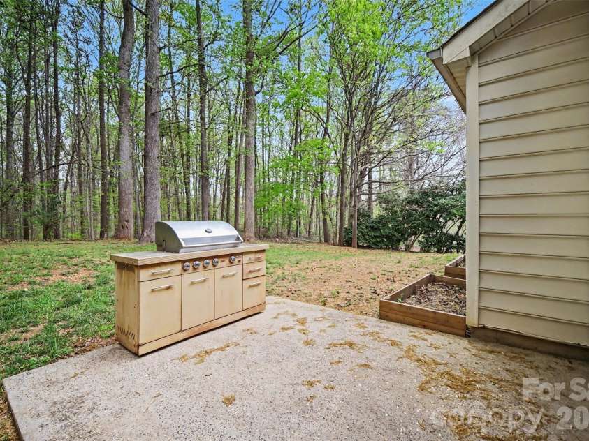 5806 Pennycross Lane, Charlotte, NC 28216.  MLS# CAR4363678, YatesRealty ID 20914. 