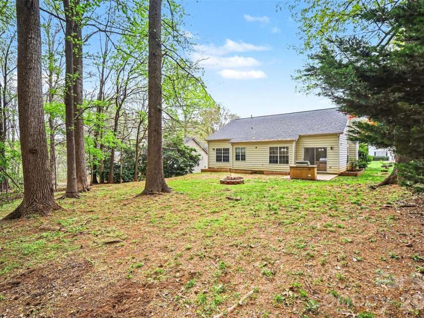 5806 Pennycross Lane, Charlotte, NC 28216.  MLS# CAR4363678, YatesRealty ID 20914. 