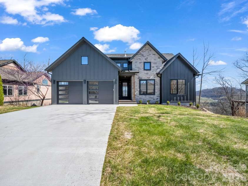 90 Summit Hill Road, Hendersonville, NC 28791.  MLS# CAR4359602, YatesRealty ID 20915. 
