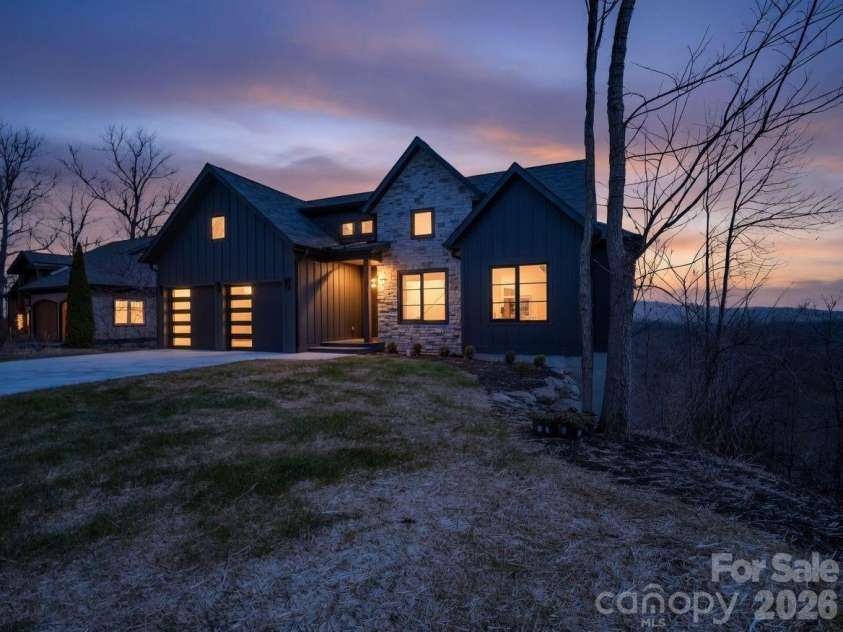 90 Summit Hill Road, Hendersonville, NC 28791.  MLS# CAR4359602, YatesRealty ID 20915. 