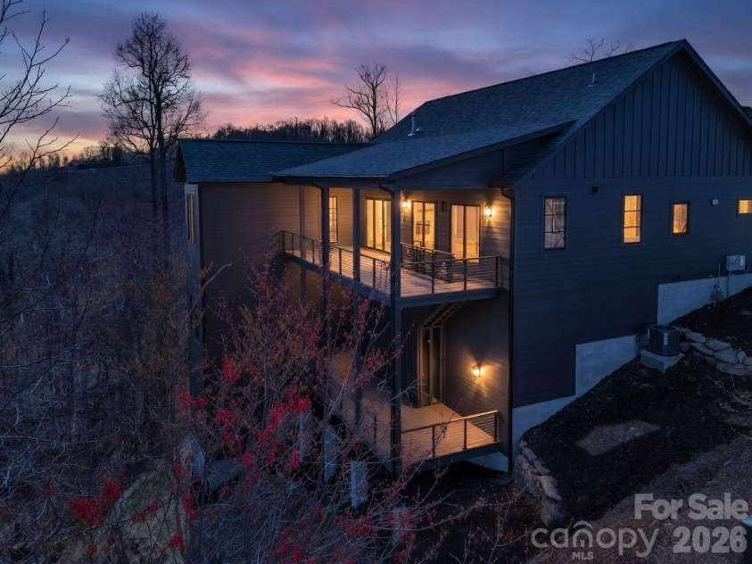 90 Summit Hill Road, Hendersonville, NC 28791.  MLS# CAR4359602, YatesRealty ID 20915. 