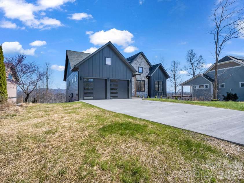 90 Summit Hill Road, Hendersonville, NC 28791.  MLS# CAR4359602, YatesRealty ID 20915. 