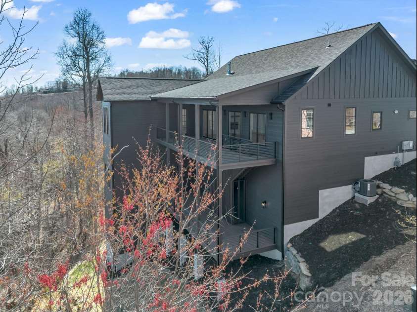 90 Summit Hill Road, Hendersonville, NC 28791.  MLS# CAR4359602, YatesRealty ID 20915. 