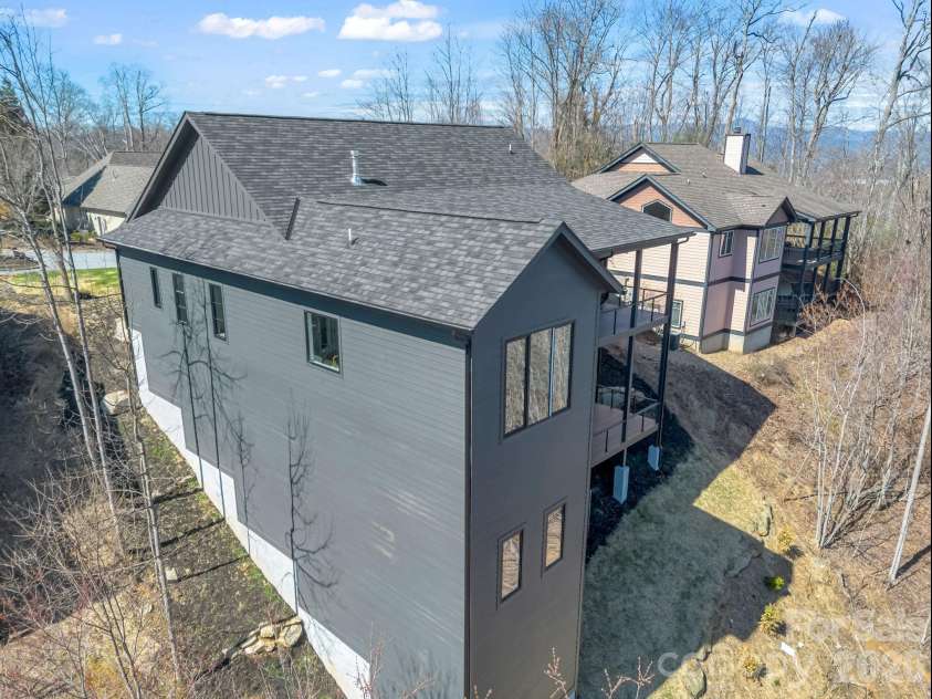 90 Summit Hill Road, Hendersonville, NC 28791.  MLS# CAR4359602, YatesRealty ID 20915. 