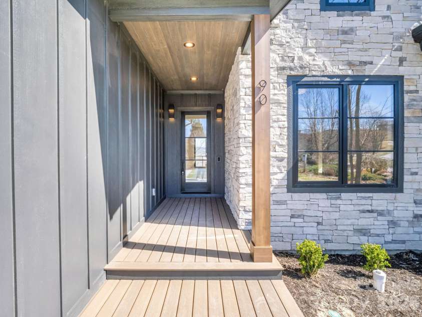 90 Summit Hill Road, Hendersonville, NC 28791.  MLS# CAR4359602, YatesRealty ID 20915. 