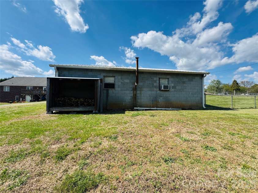 711 Simerson Road, Lexington, NC 27295.  MLS# CAR4366696, YatesRealty ID 20919. 