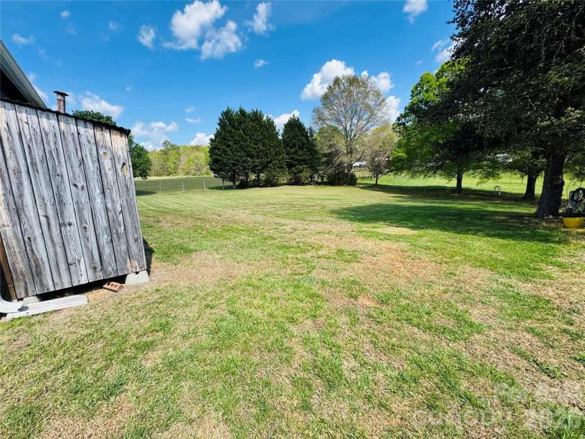 711 Simerson Road, Lexington, NC 27295.  MLS# CAR4366696, YatesRealty ID 20919. 