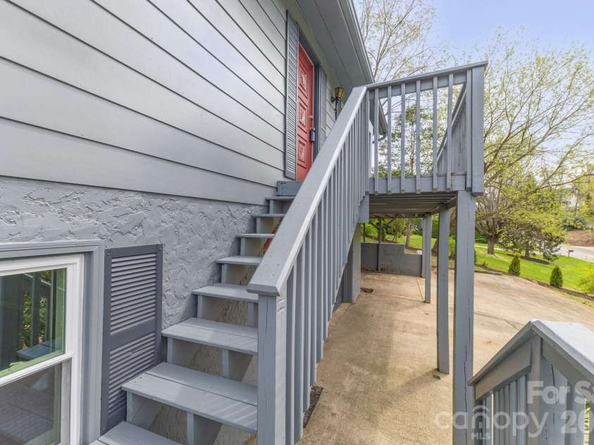147 Elkwood Road, Asheville, NC 28804.  MLS# CAR4366440, YatesRealty ID 20921. 