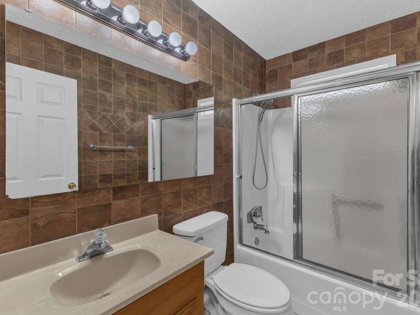 147 Elkwood Road, Asheville, NC 28804.  MLS# CAR4366440, YatesRealty ID 20921. Hallway Bath