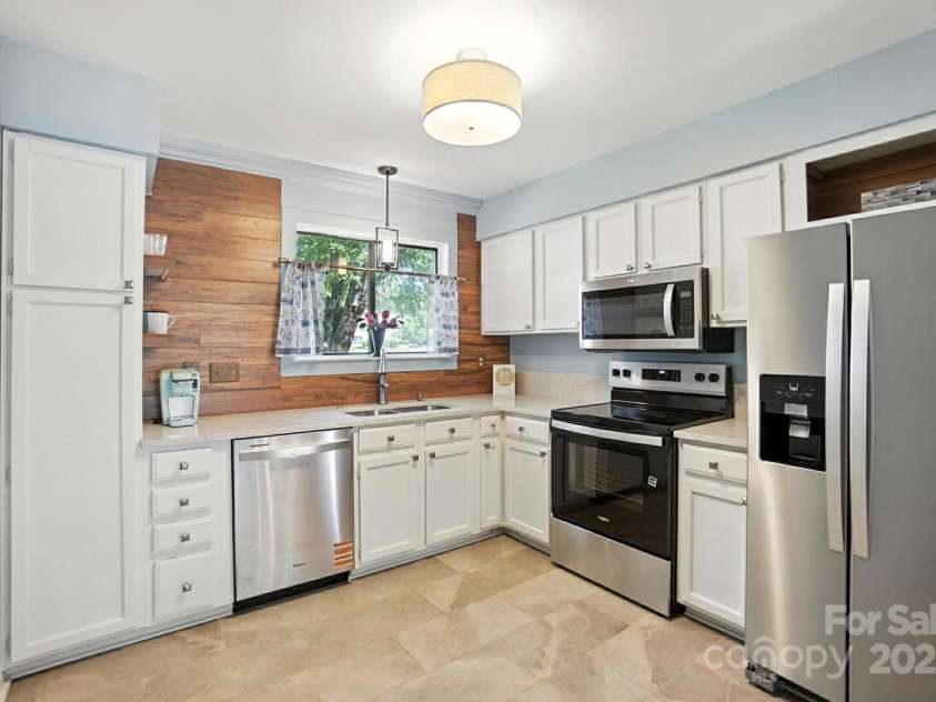 3020 Heathstead Place, Charlotte, NC 28210.  MLS# CAR4272619, YatesRealty ID 20922. 