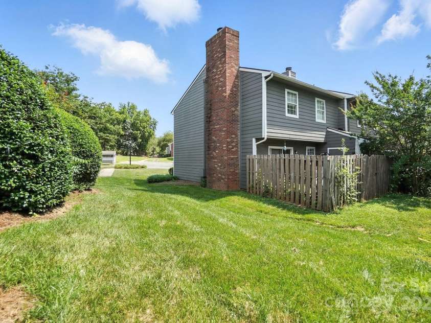 3020 Heathstead Place, Charlotte, NC 28210.  MLS# CAR4272619, YatesRealty ID 20922. 
