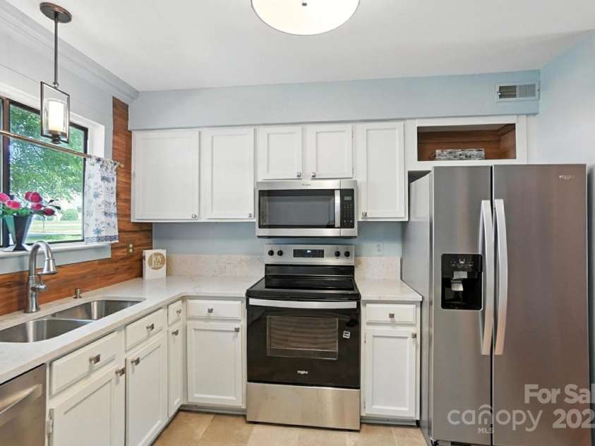 3020 Heathstead Place, Charlotte, NC 28210.  MLS# CAR4272619, YatesRealty ID 20922. 