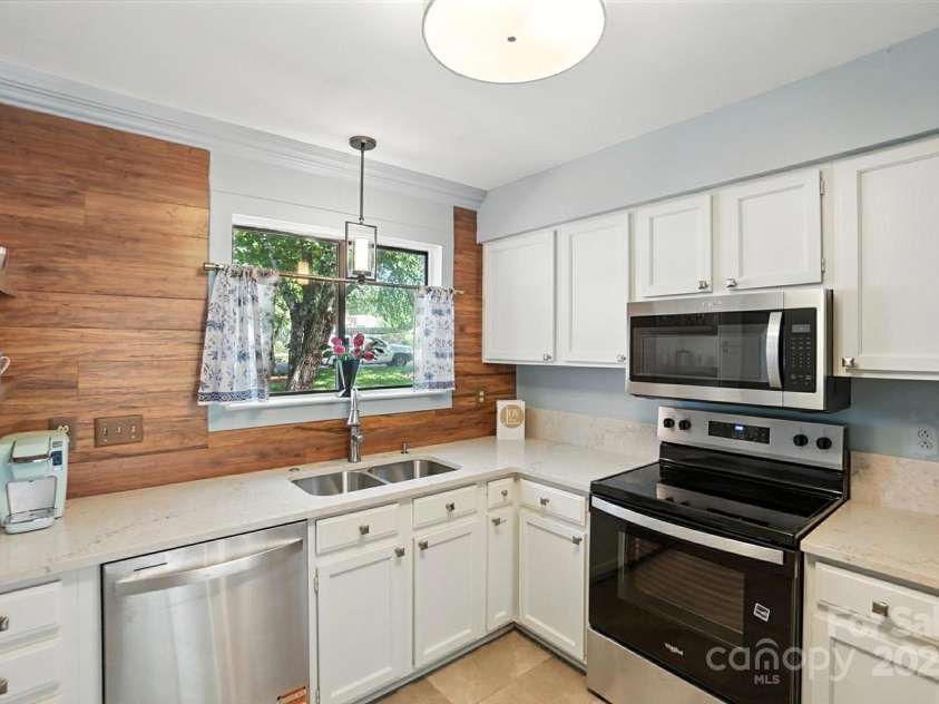 3020 Heathstead Place, Charlotte, NC 28210.  MLS# CAR4272619, YatesRealty ID 20922. 