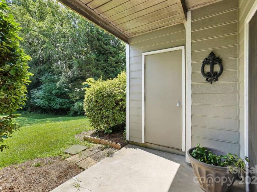 3020 Heathstead Place, Charlotte, NC 28210.  MLS# CAR4272619, YatesRealty ID 20922. 