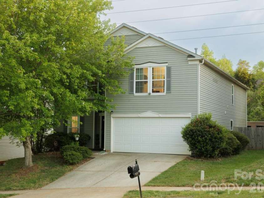 6135 Blue Ash Lane, Charlotte, NC 28215.  MLS# CAR4371813, YatesRealty ID 20922. 6135 Blue Ash Ln