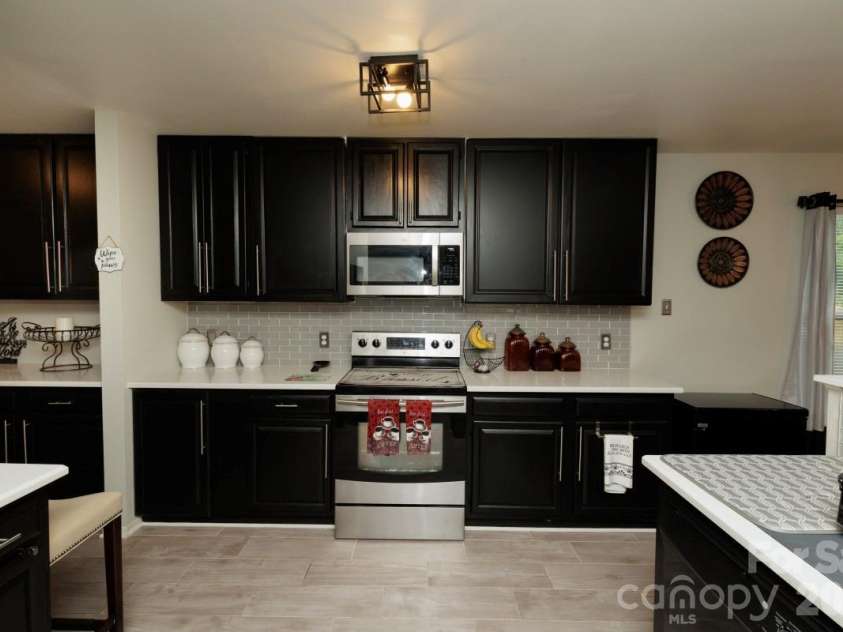6135 Blue Ash Lane, Charlotte, NC 28215.  MLS# CAR4371813, YatesRealty ID 20922. 
