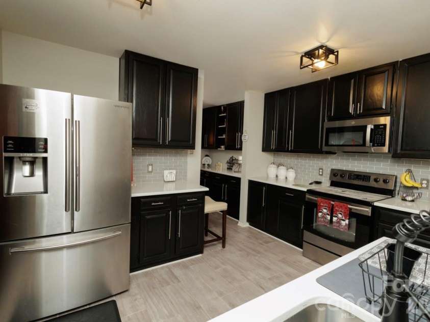 6135 Blue Ash Lane, Charlotte, NC 28215.  MLS# CAR4371813, YatesRealty ID 20922. 