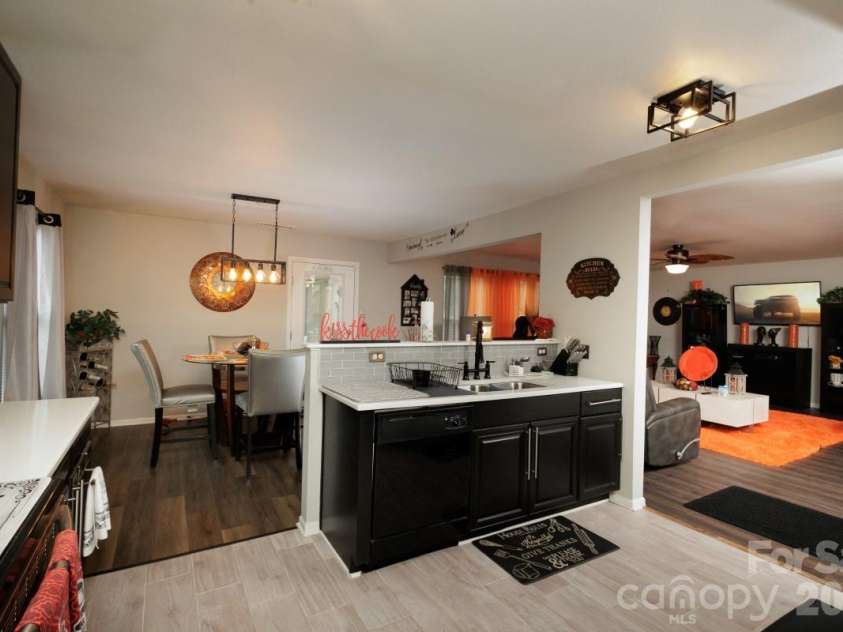 6135 Blue Ash Lane, Charlotte, NC 28215.  MLS# CAR4371813, YatesRealty ID 20922. 