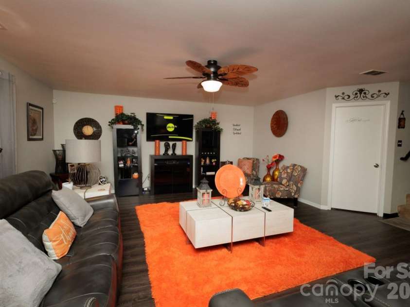 6135 Blue Ash Lane, Charlotte, NC 28215.  MLS# CAR4371813, YatesRealty ID 20922. 