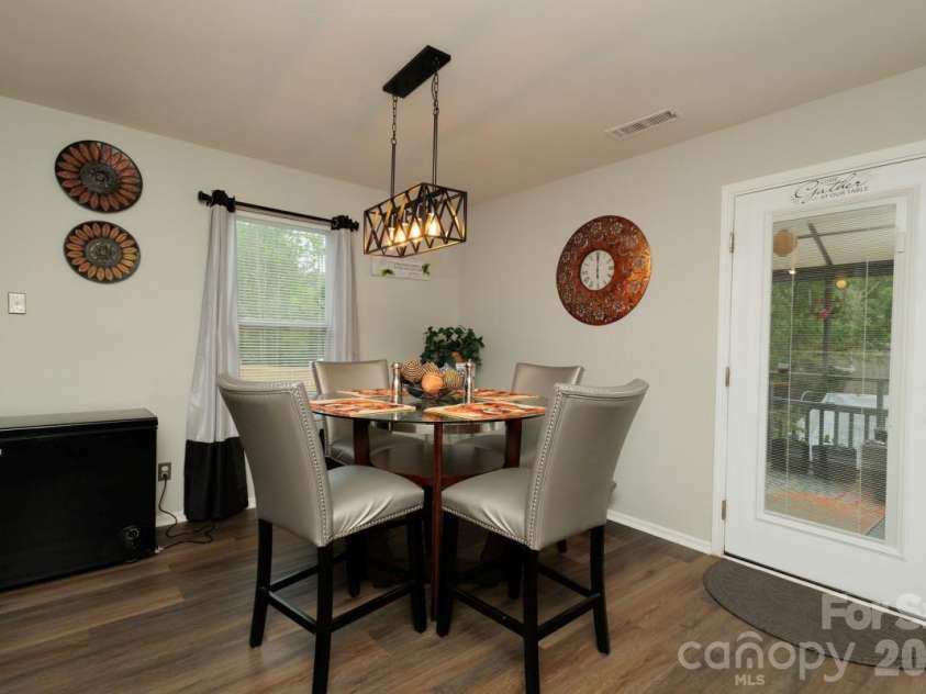6135 Blue Ash Lane, Charlotte, NC 28215.  MLS# CAR4371813, YatesRealty ID 20922. 