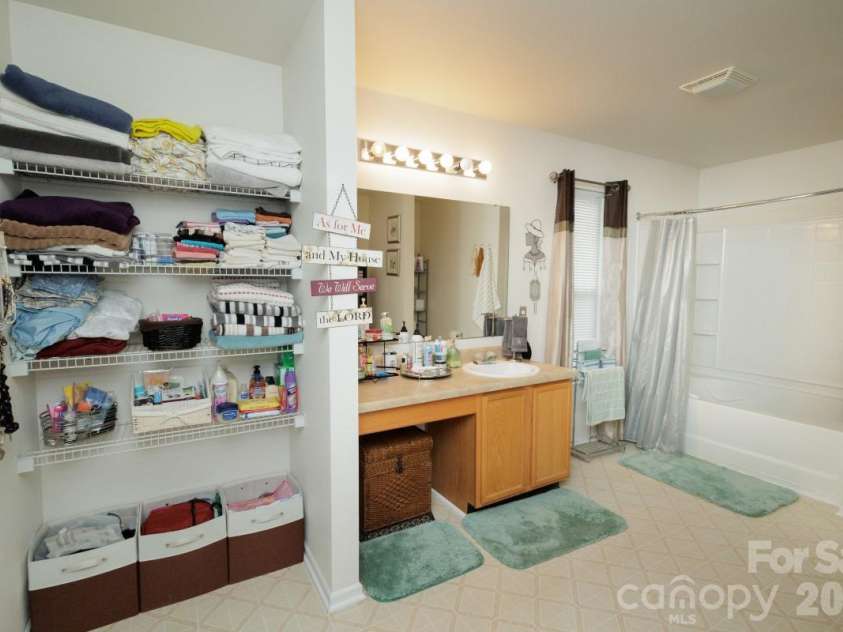 6135 Blue Ash Lane, Charlotte, NC 28215.  MLS# CAR4371813, YatesRealty ID 20922. 