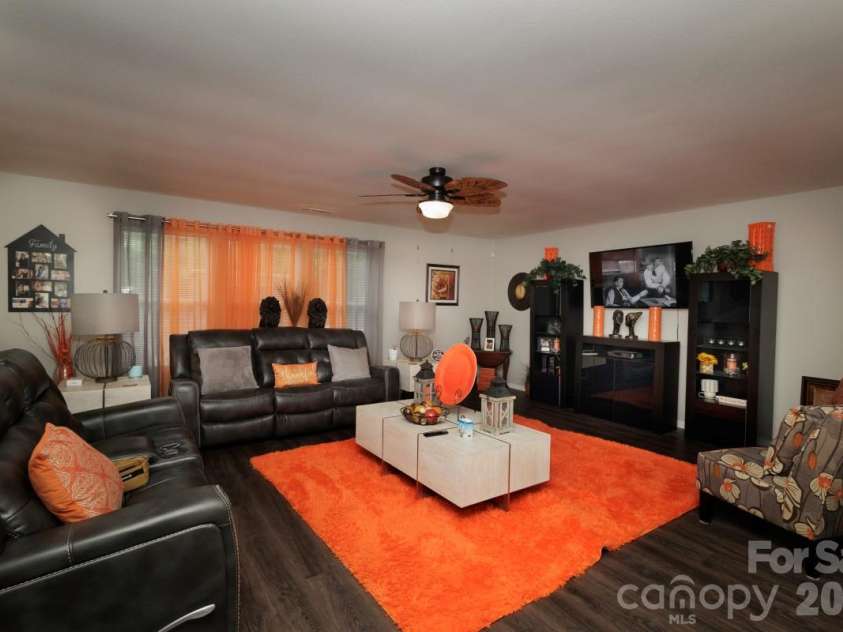 6135 Blue Ash Lane, Charlotte, NC 28215.  MLS# CAR4371813, YatesRealty ID 20922. Great Room