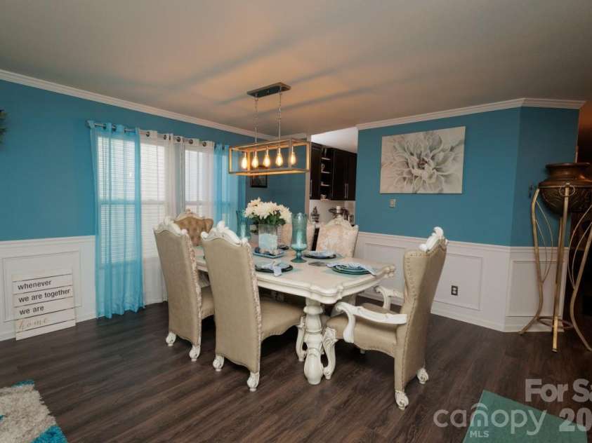 6135 Blue Ash Lane, Charlotte, NC 28215.  MLS# CAR4371813, YatesRealty ID 20922. Large Dining