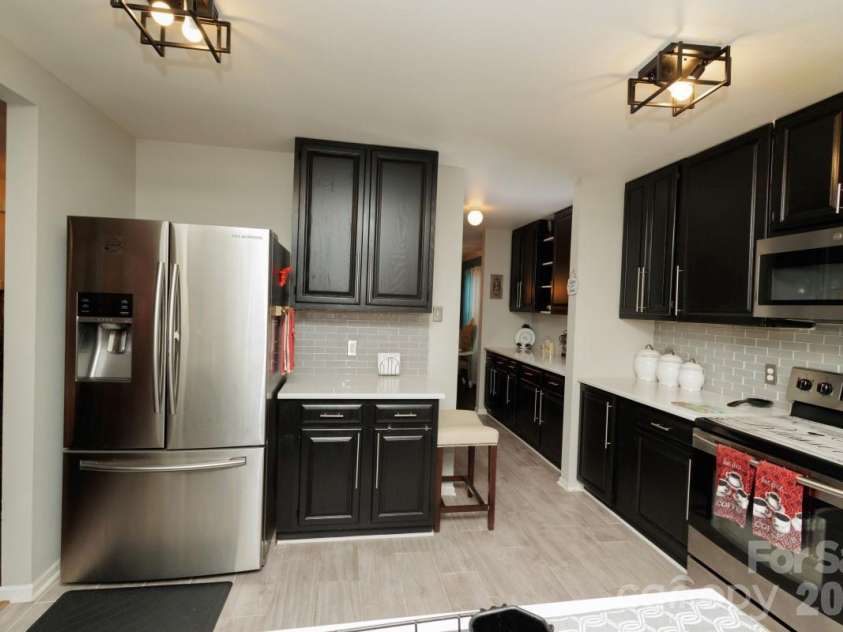 6135 Blue Ash Lane, Charlotte, NC 28215.  MLS# CAR4371813, YatesRealty ID 20922. Large Kitchen, Butlers Pantry leads to dining
