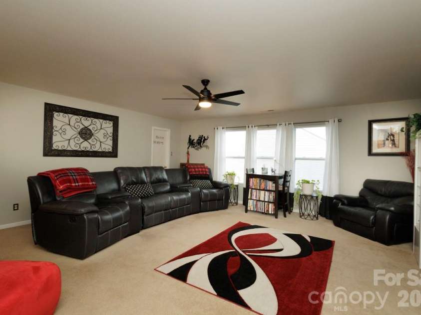 6135 Blue Ash Lane, Charlotte, NC 28215.  MLS# CAR4371813, YatesRealty ID 20922. Loft / Media / Bonus area with closet