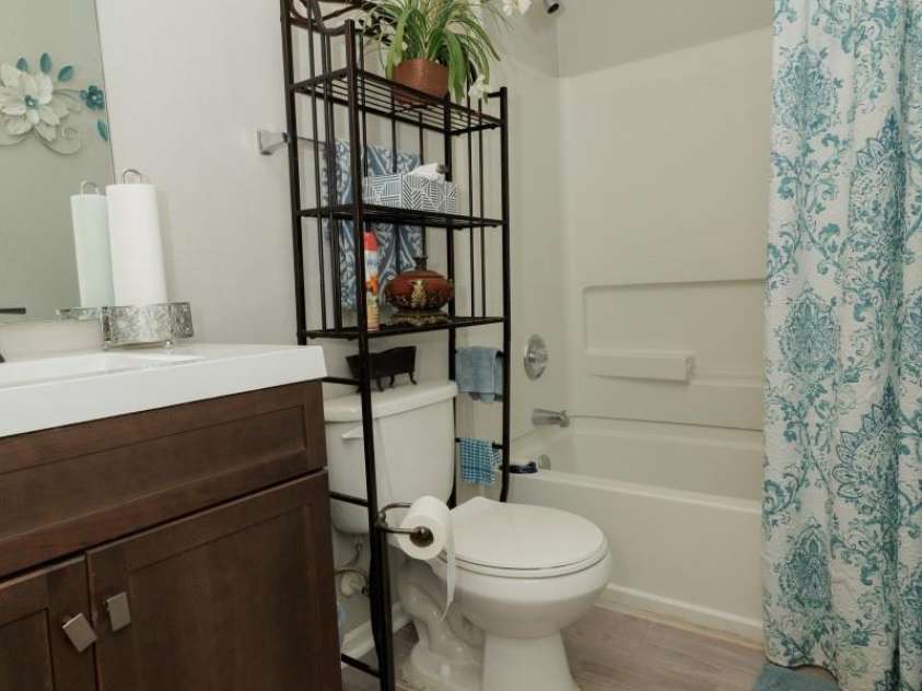 6135 Blue Ash Lane, Charlotte, NC 28215.  MLS# CAR4371813, YatesRealty ID 20922. Main Floor Full Bath
