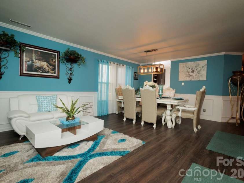 6135 Blue Ash Lane, Charlotte, NC 28215.  MLS# CAR4371813, YatesRealty ID 20922. Parlor/Formal Living Room