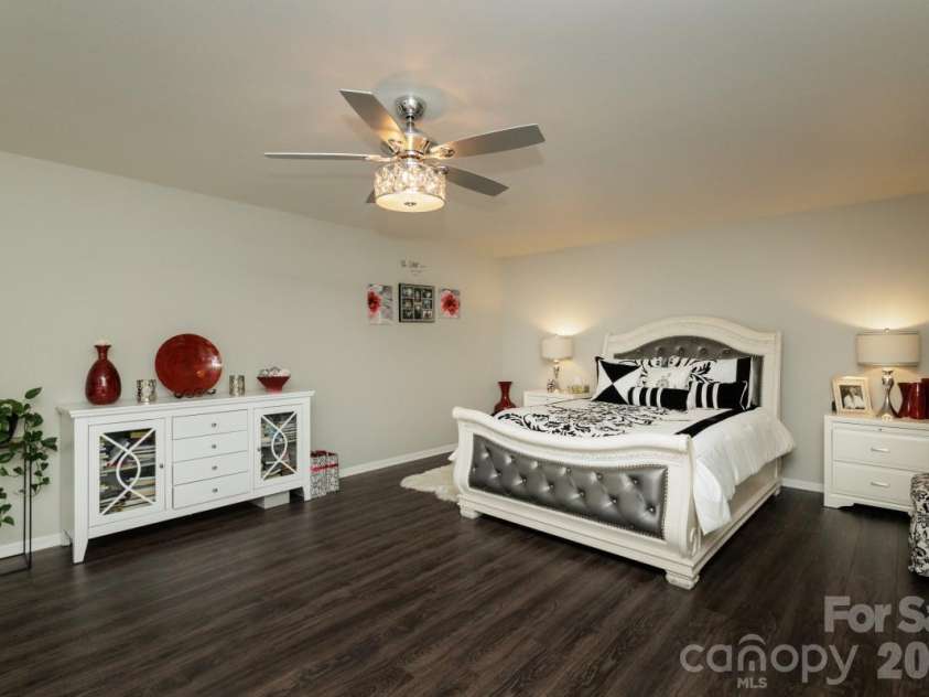 6135 Blue Ash Lane, Charlotte, NC 28215.  MLS# CAR4371813, YatesRealty ID 20922. Primary Bedroom