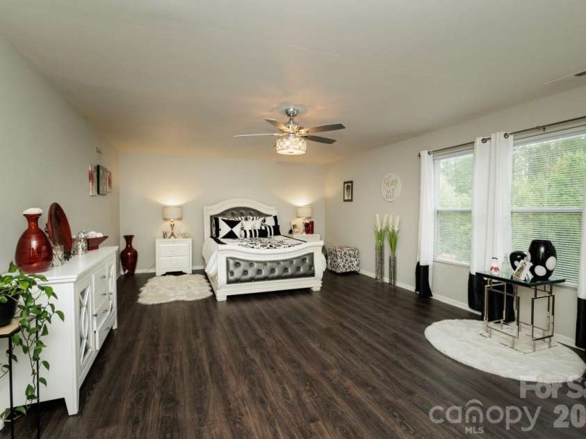 6135 Blue Ash Lane, Charlotte, NC 28215.  MLS# CAR4371813, YatesRealty ID 20922. Primary Bedroom
