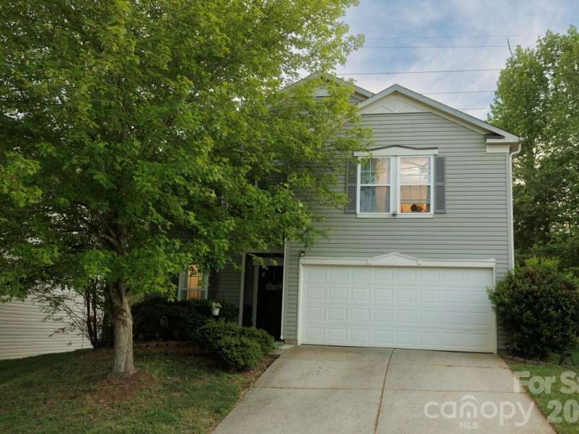 6135 Blue Ash Lane, Charlotte, NC 28215.  MLS# CAR4371813, YatesRealty ID 20922. Shaded front area