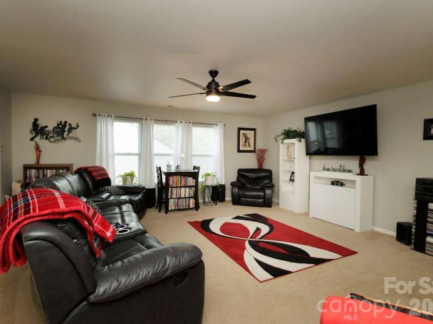 6135 Blue Ash Lane, Charlotte, NC 28215.  MLS# CAR4371813, YatesRealty ID 20922. Upstairs Bonus / Media Loft area with a closet