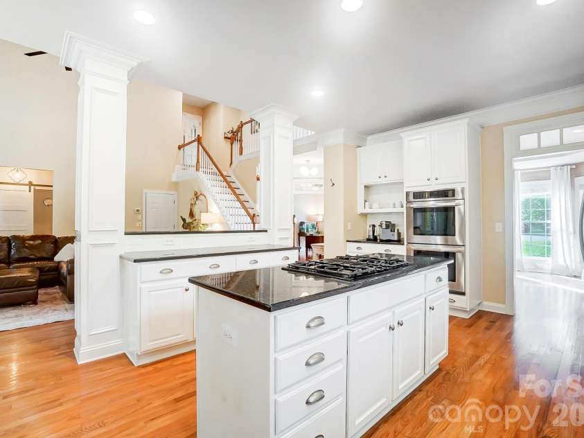 3105 Stanway Court, Waxhaw, NC 28173.  MLS# CAR4372880, YatesRealty ID 20924. Updated Kitchen