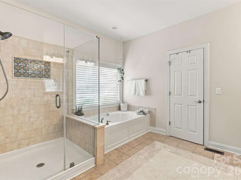 3105 Stanway Court, Waxhaw, NC 28173.  MLS# CAR4425136, YatesRealty ID 20924. Glass Shower Doors