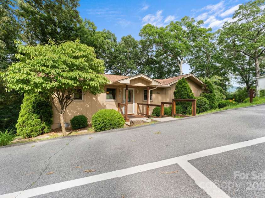 435 Pauline Avenue, Franklin, NC 28734.  MLS# CAR4273328, YatesRealty ID 20924. 