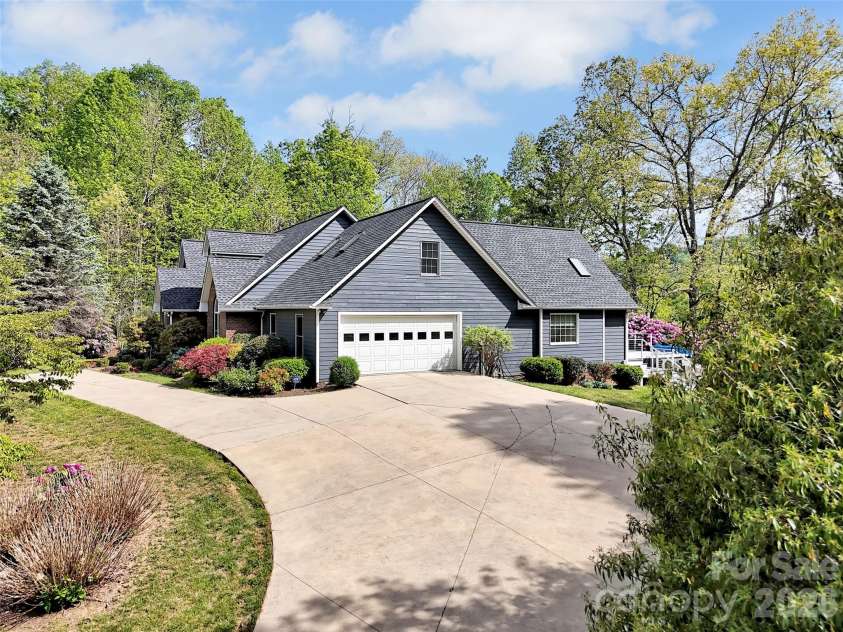 88 Adams Drive, Clyde, NC 28721.  MLS# CAR4379425, YatesRealty ID 20925. 