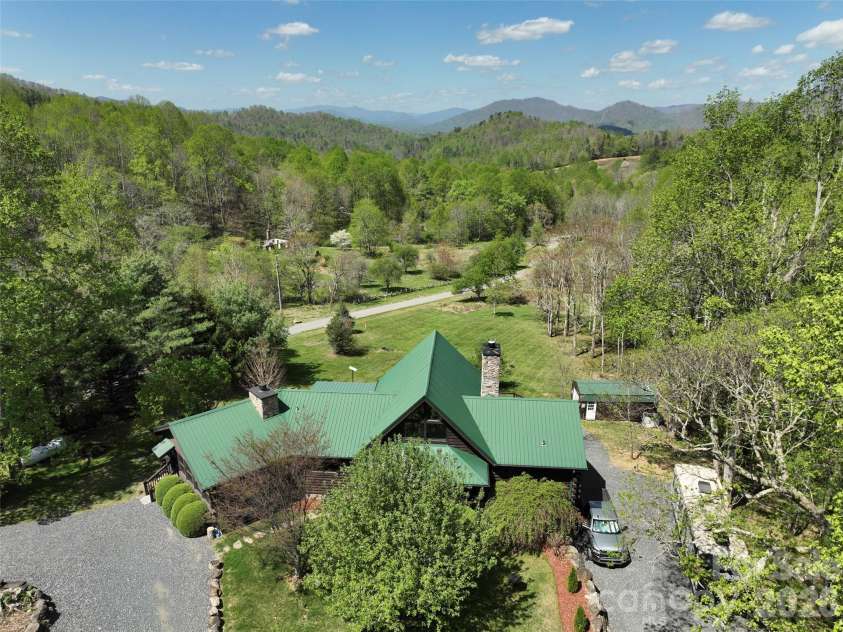 129 Apple Farm Road, Bakersville, NC 28705.  MLS# CAR4375301, YatesRealty ID 20926. 