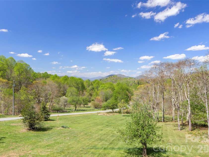 129 Apple Farm Road, Bakersville, NC 28705.  MLS# CAR4375301, YatesRealty ID 20926. 