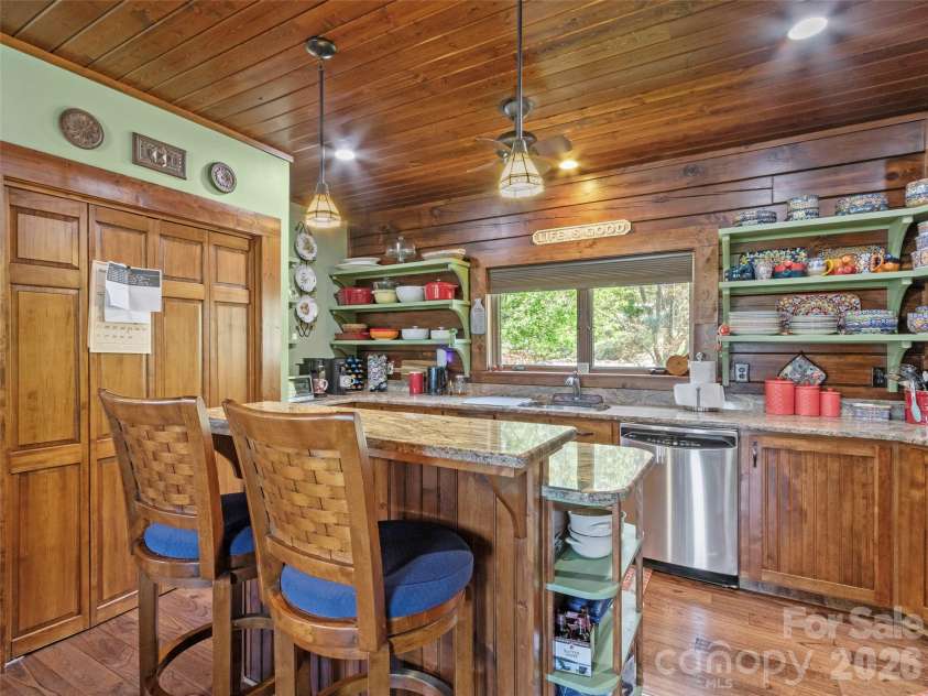 129 Apple Farm Road, Bakersville, NC 28705.  MLS# CAR4375301, YatesRealty ID 20926. 