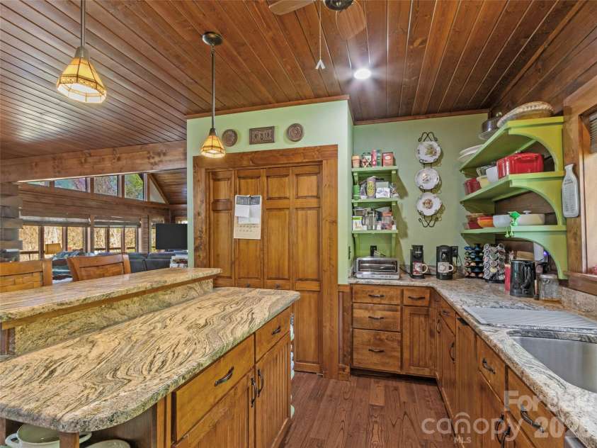 129 Apple Farm Road, Bakersville, NC 28705.  MLS# CAR4375301, YatesRealty ID 20926. 