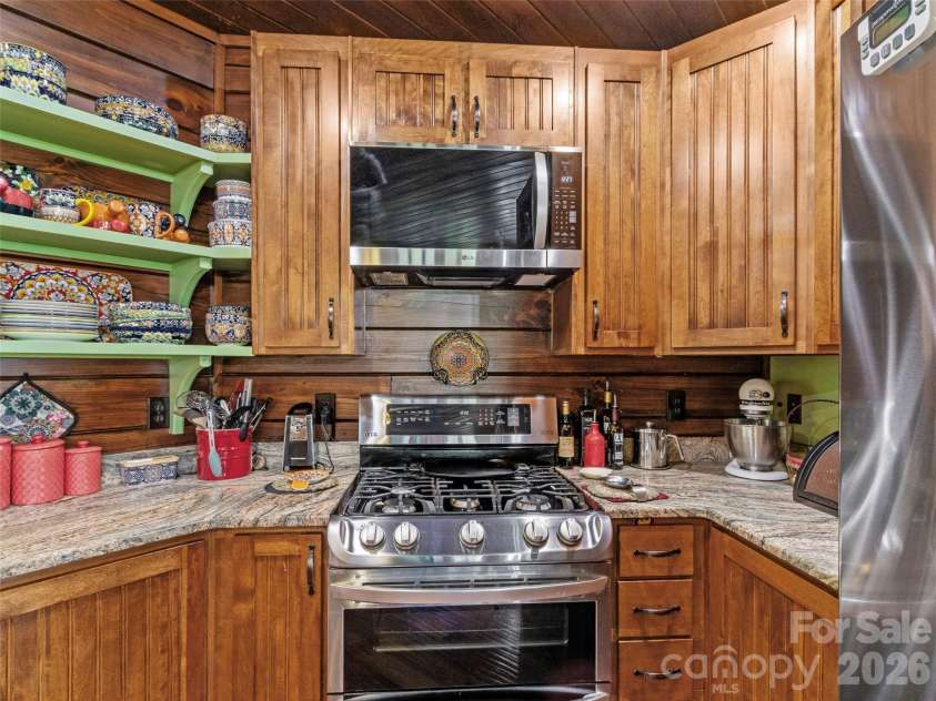 129 Apple Farm Road, Bakersville, NC 28705.  MLS# CAR4375301, YatesRealty ID 20926. 