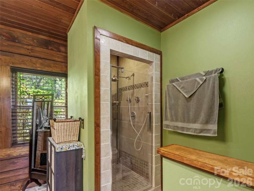 129 Apple Farm Road, Bakersville, NC 28705.  MLS# CAR4375301, YatesRealty ID 20926. 