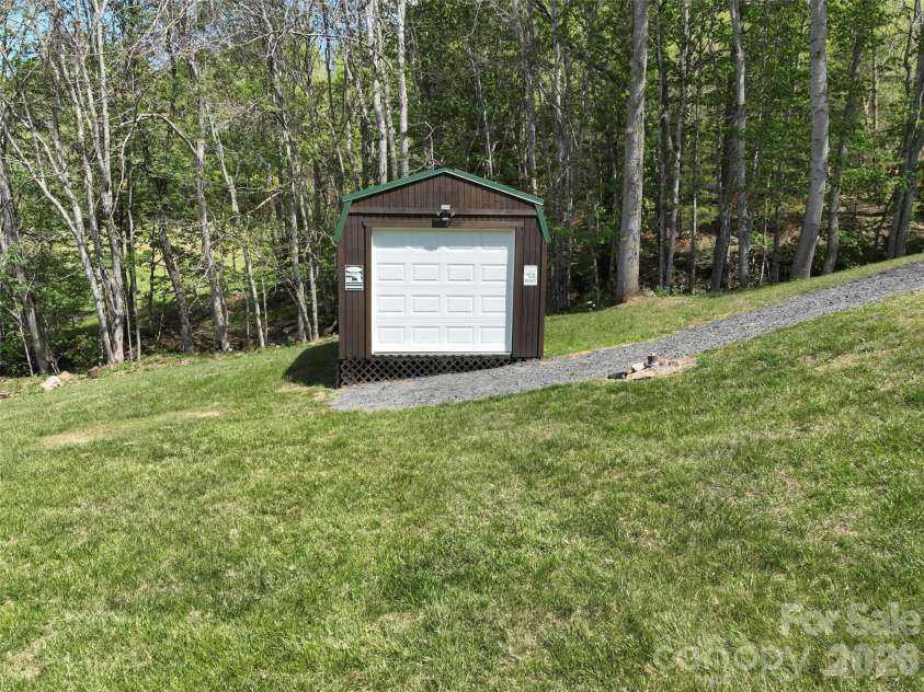 129 Apple Farm Road, Bakersville, NC 28705.  MLS# CAR4375301, YatesRealty ID 20926. 